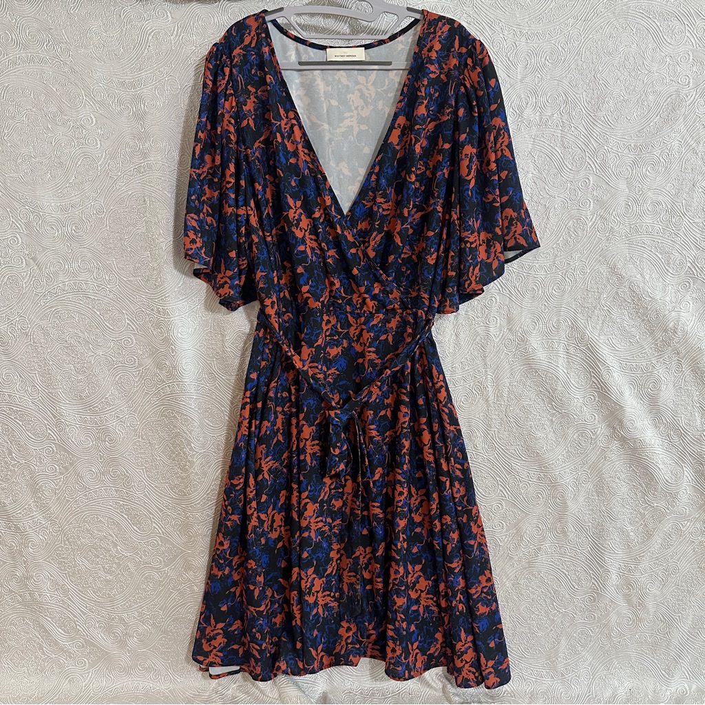 Whitney Morgan Elegant Floral V-Neck Midi Dress In Navy And Coral